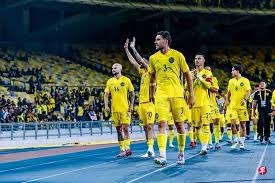 詹姆斯神奇压哨补篮绝杀！湖人全队狂欢庆祝，东契奇轰34+7+7